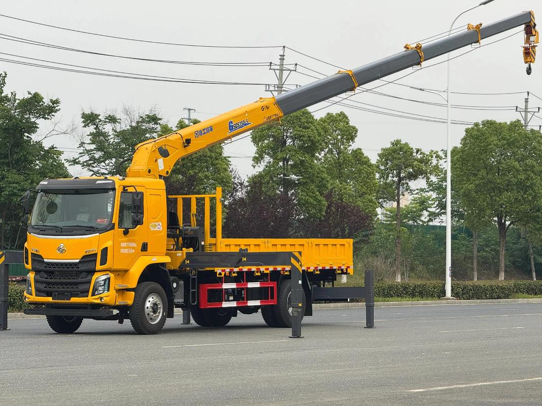 隨車吊廠家首發 柳汽乘龍玉柴270馬力搭配徐工14噸上裝，開創行業新標桿